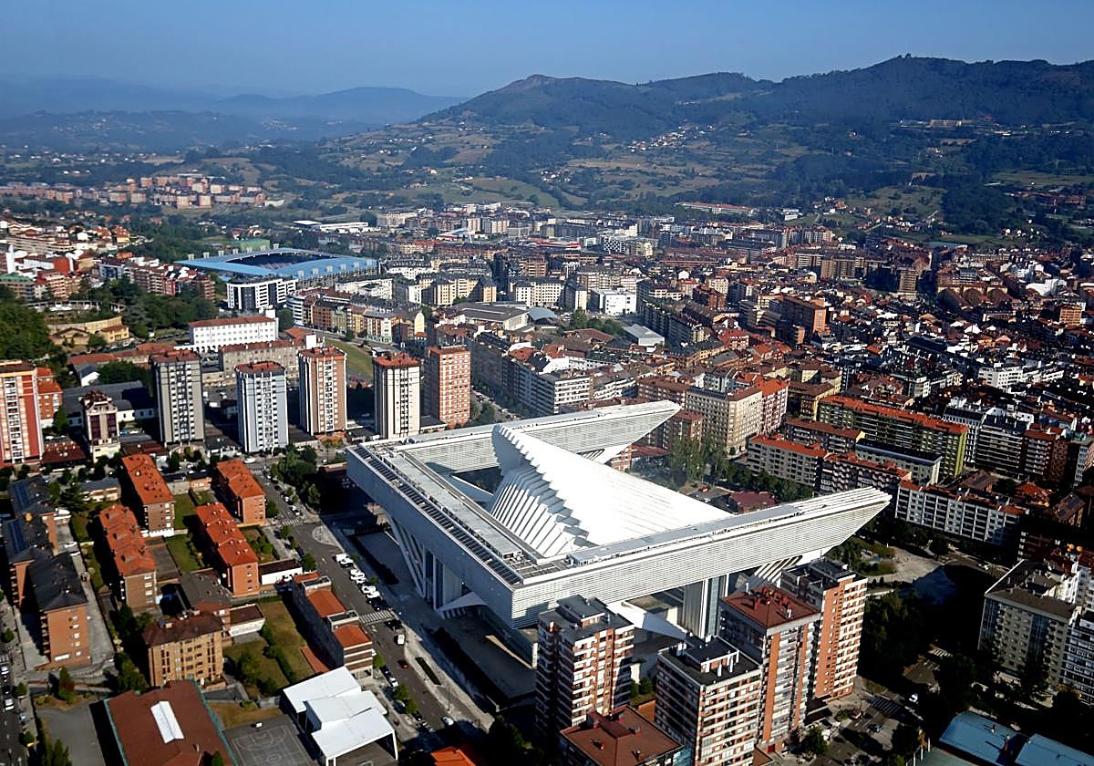 La ciudad de Oviedo, desde el helicóptero de la Policía Nacional.