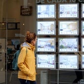 Una mujer observa las ofertas de una inmobiliaria.