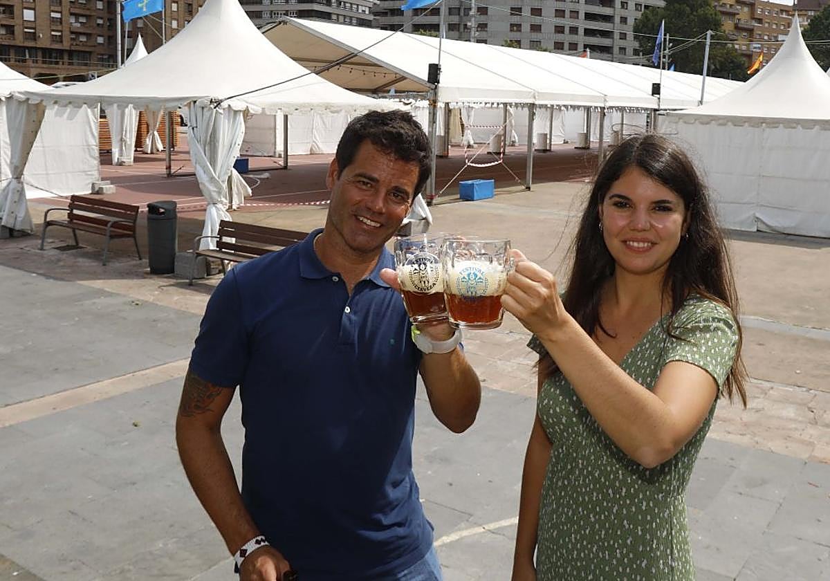 Hugo Martínez y la concejala Raquel Ruiz brindaron ayer ante el inicio del Festival de la Cerveza.