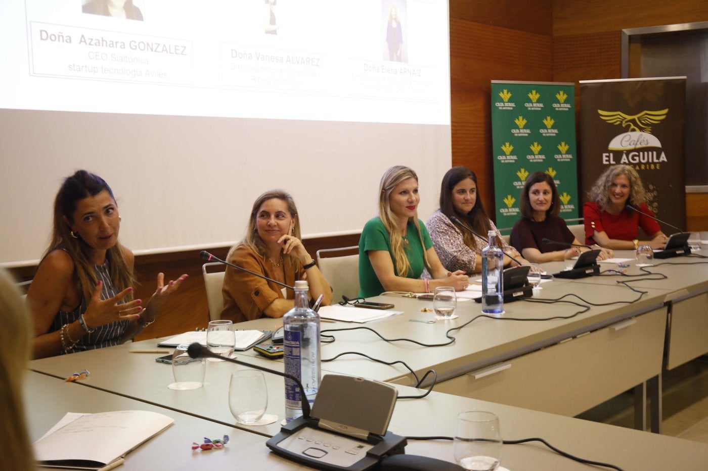 Participantes en una de las mesas redondas celebradas ayer.