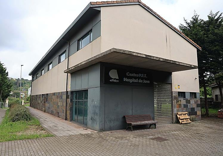 Edificio anexo al Hospital de Jove que albergaba el tomógrafo por emisión de positrones (PET), vacío desde principios de este año. A la derecha, otra construcción que ahora se usa como almacén y que también se pondrá a disposición de la Universidad Europea.