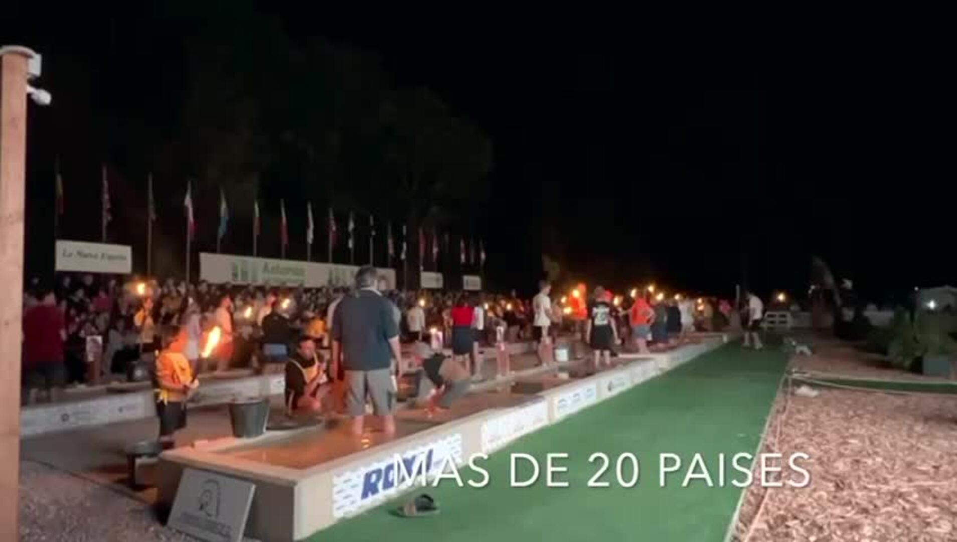 Las hermosas imágenes a la luz de las antorchas que deja el Campeonato Mundial de Bateo de Navelgas