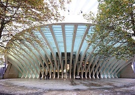 El acceso al cerrado centro comercial del Calatrava de Oviedo.
