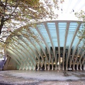 El acceso al cerrado centro comercial del Calatrava de Oviedo.