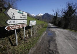El firme de la carretera está completamente destrozado.