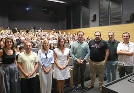 Carolina Gancedo, Rodrigo Sánchez, Lara Martínez, Ángela Pumariega, Jorge González-Palacios, José Luis García, Nacho Montserrat y Moisés Villanueva, en la presentación del documental 'Las gaitas conquistan Nueva York', este miércoles, en la Escuela de Comercio.