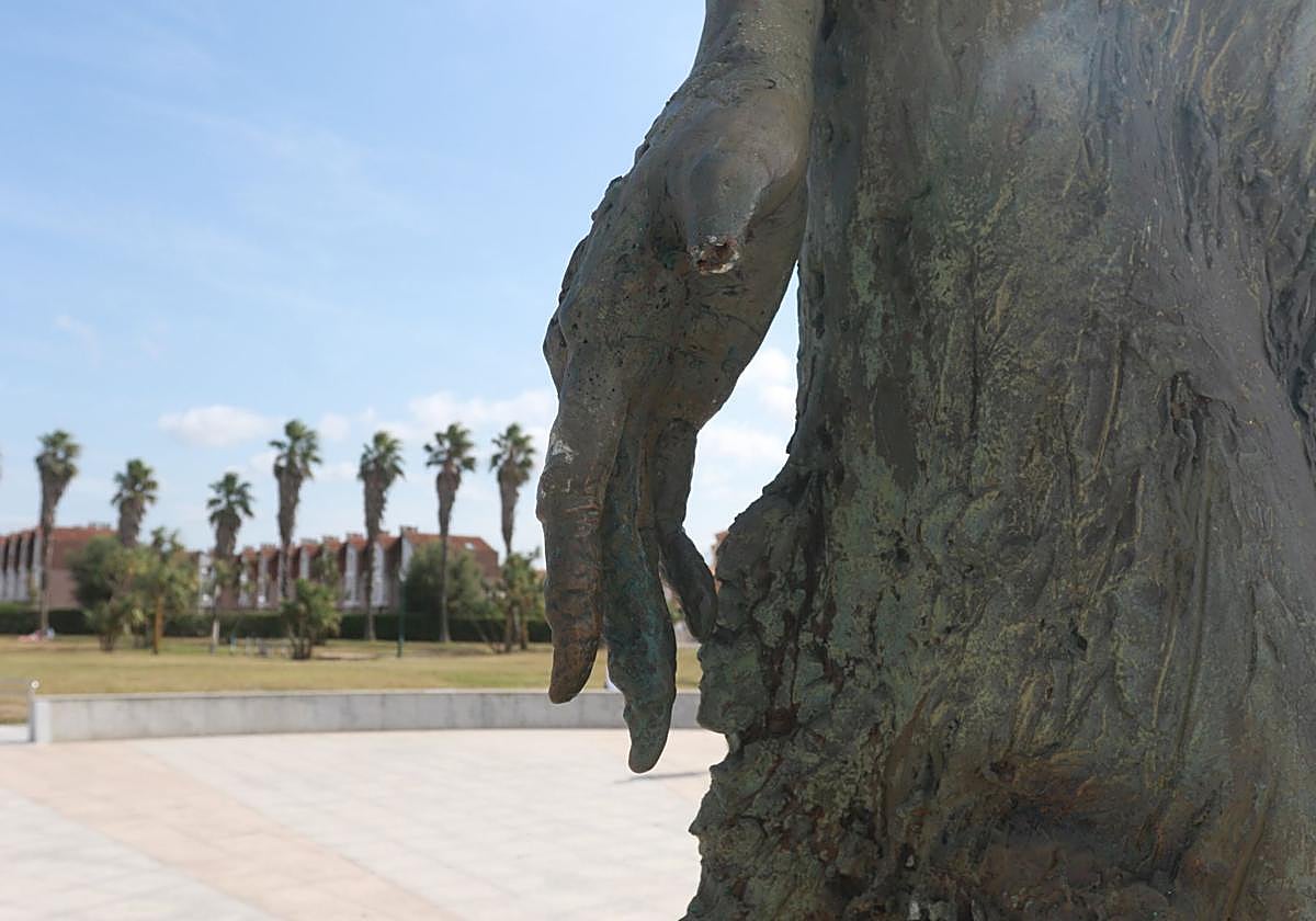 Detalle de la escultura del Monumento a la madre del emigrante, en El Rinconín, con el dedo pulgar mutilado.