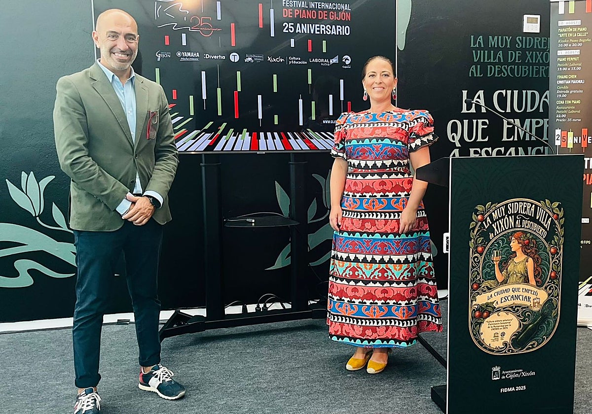 Oliver Suárez, presidente de Divertia, junto a Andrea García, directora del festival.