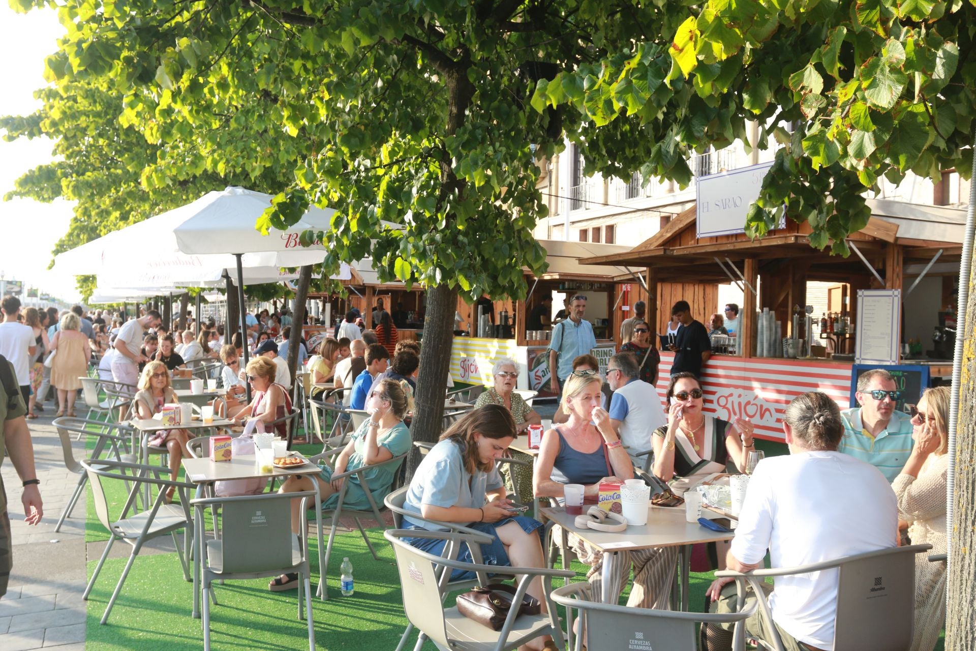 El Paseo Gastro de Gijón arranca con sus terrazas de Begoña y Cimavilla a tope