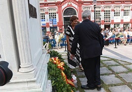 Así ha sido la ofrenda floral a Jovellanos en Gijón