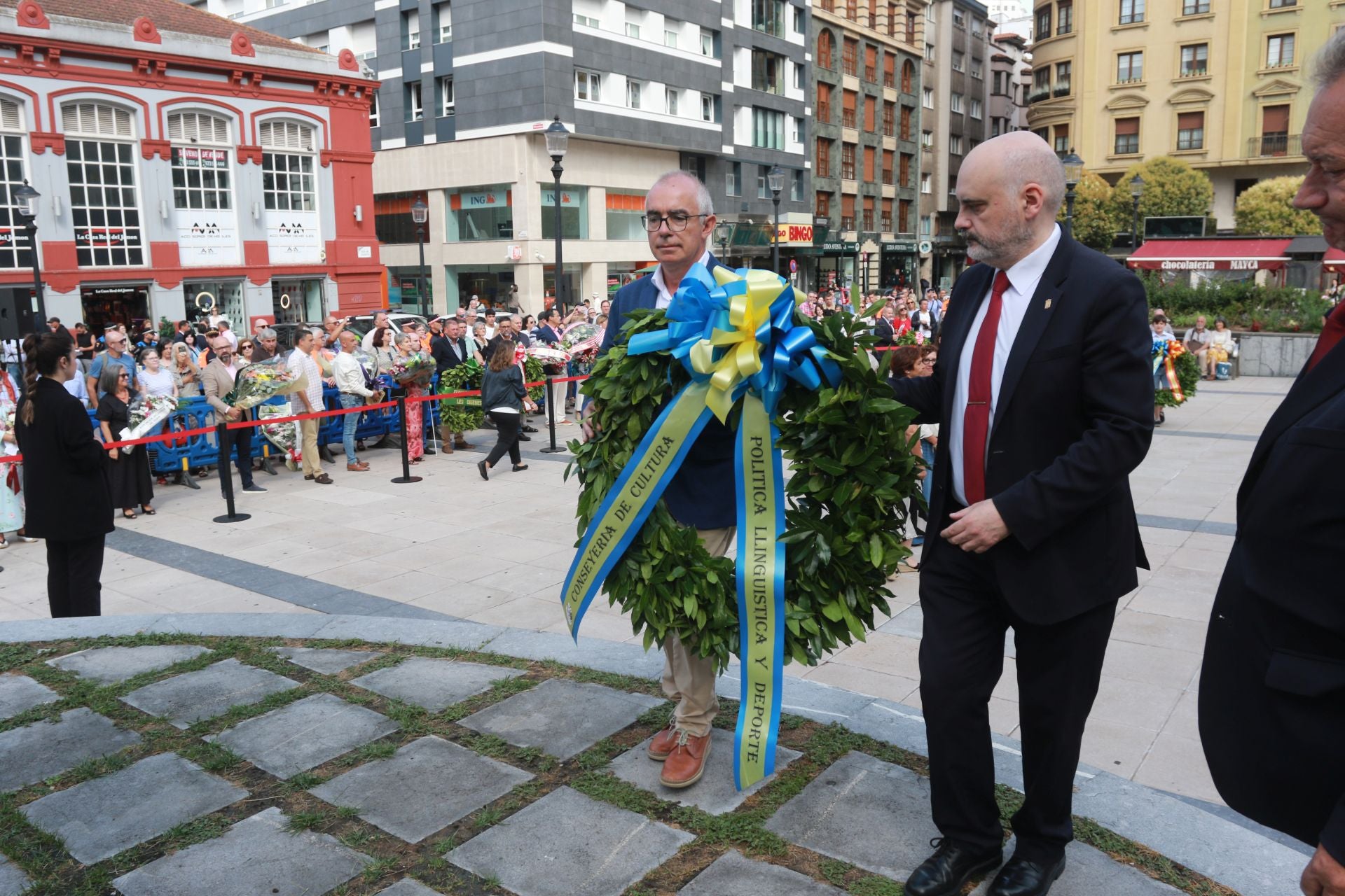 Así ha sido la ofrenda floral a Jovellanos en Gijón