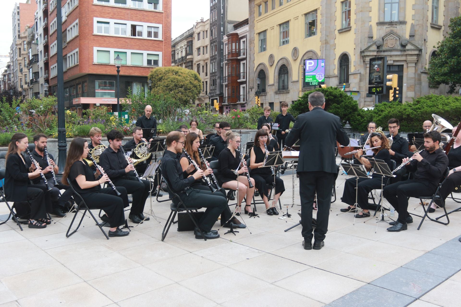 Así ha sido la ofrenda floral a Jovellanos en Gijón