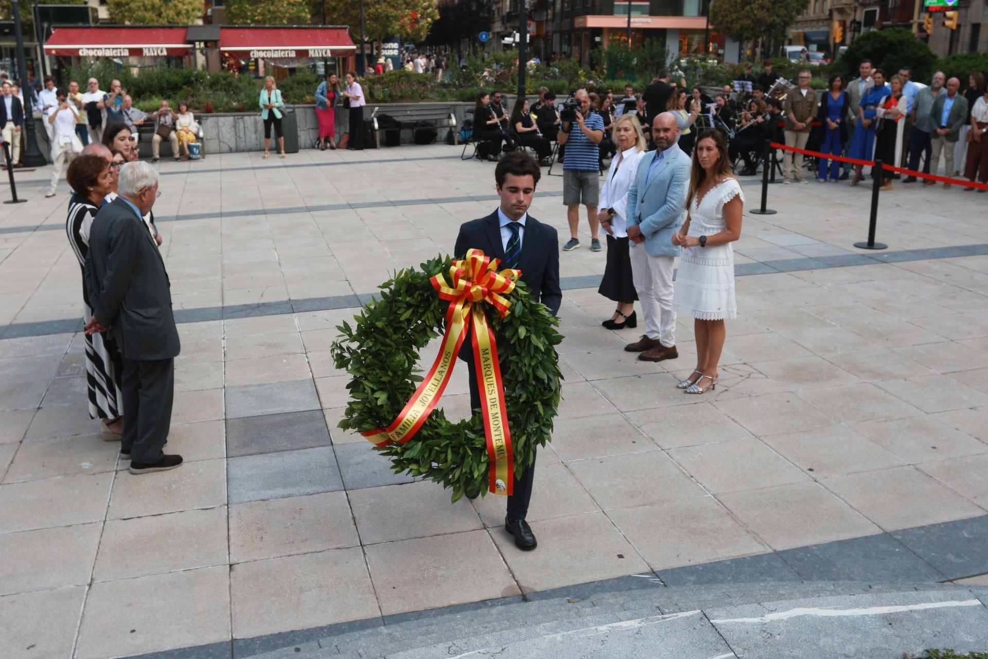 Así ha sido la ofrenda floral a Jovellanos en Gijón