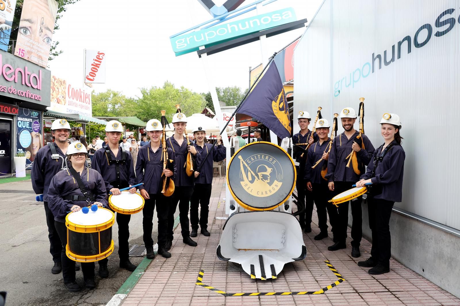 Los Gaiteros del Carbón recibieron a las autoridades en el estand.
