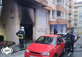 Bomberos y Policía Local, en el edificio de Pola de Siero donde se produjo el incendio.