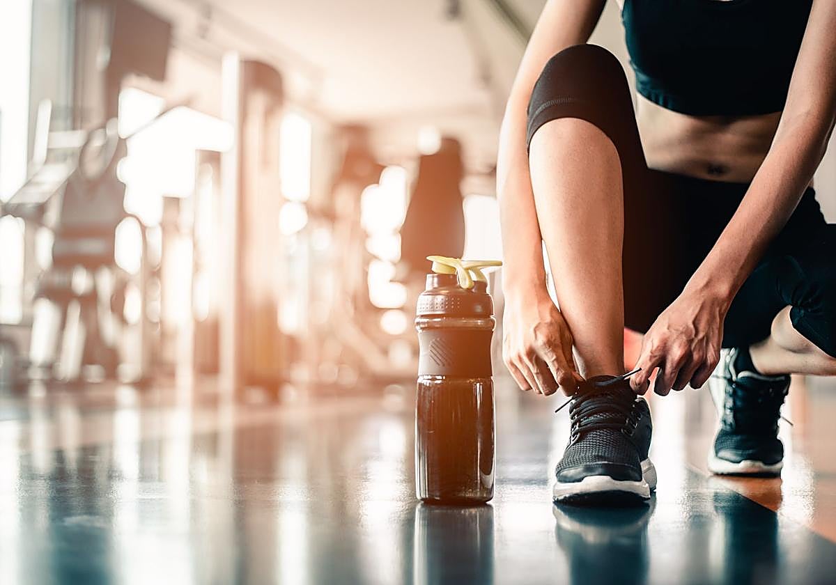 Una mujer, durante un entrenamiento en un gimnasio.