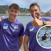 Llera y Bouzán posan con el puente de Ribadesella al fondo; abajo a la derecha, Llera y Bouzán, en el Campeonato de España, donde se hicieron con el oro en K2 1000 metros.