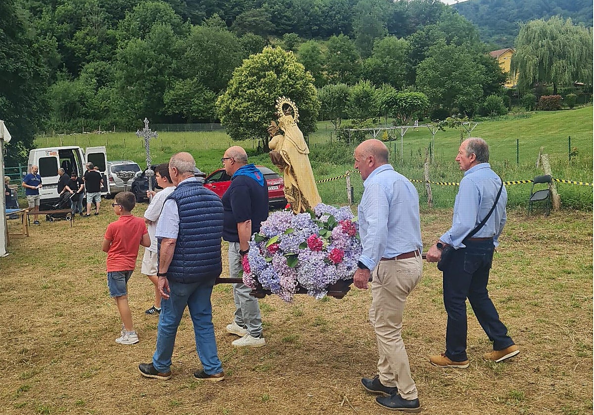 Los vecinos de Siones, durante las fiestas del Carmen.