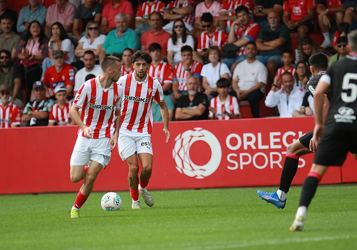 Una jugada del partido entre el Sporting de Gijón y la Cultural Leonesa disputado en Mareo.