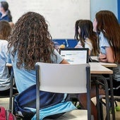 Unas alumnas siguen la clase con sus dispositivos digitales.