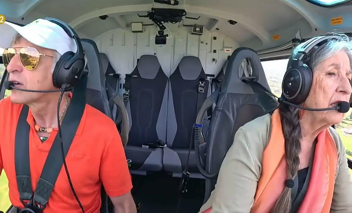 Jesús Calleja y Asunción Rodríguez sobrevuelan Llanera.