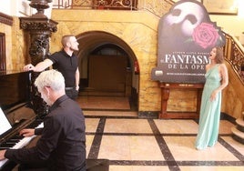 Manu Pilas y Ana San Martín, acompañados de Miquel Tejada al piano, en el hall del teatro gijonés.
