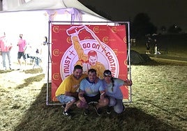 Eduardo Diéguez, Alberto Gutiérrez y María Sánchez, miembros de la comisión de festejos de Contrueces, en el prao de las fiestas.
