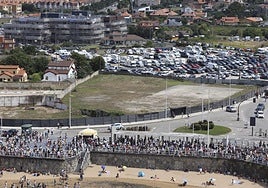 Al fondo de la imagen, estado actual de los bloques 3 y 4 del complejo residencial de Avintia.
