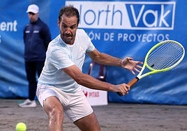 Richard Gasquet devuelve de revés una bola deslizándose sobre la arena de La Ribera.