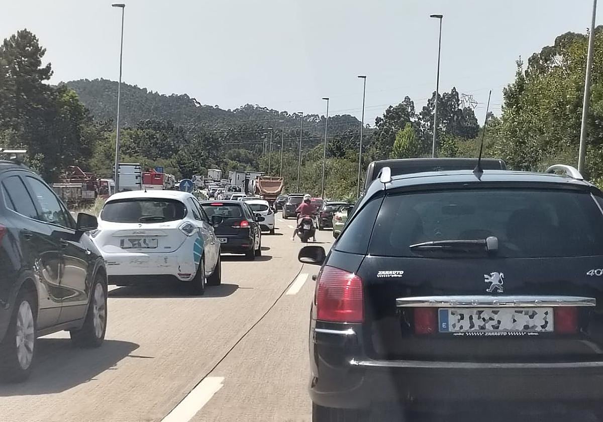 Retenciones en la 'Y' a causa del accidente de tráfico.