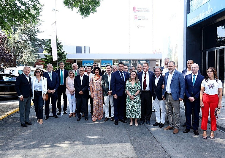 Foto de familia de los empresarios asturianos, en la entrada de la Feria de Muestras.