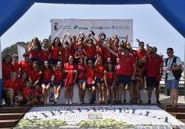 Piragüistas del Club Náutico Ensidesa, en el Minisella 2025 tras finalizar la prueba en las distintas categorías.