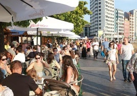 Ambiente en el Paseo Gastro de Gijón.