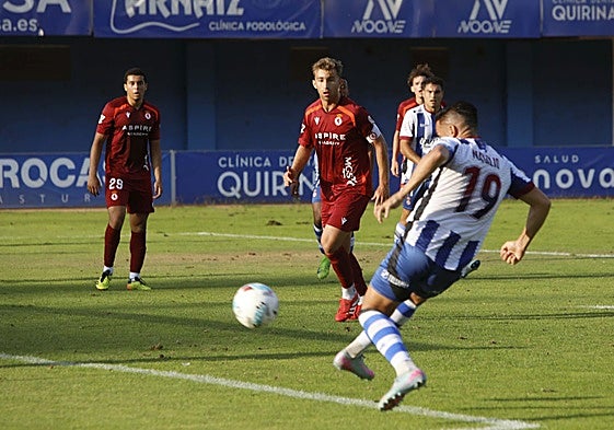 Natalio remata a gol el primer tanto anotado por el capitán del Real Avilés el miércoles ante la Cultural en el Suárez Puerta.