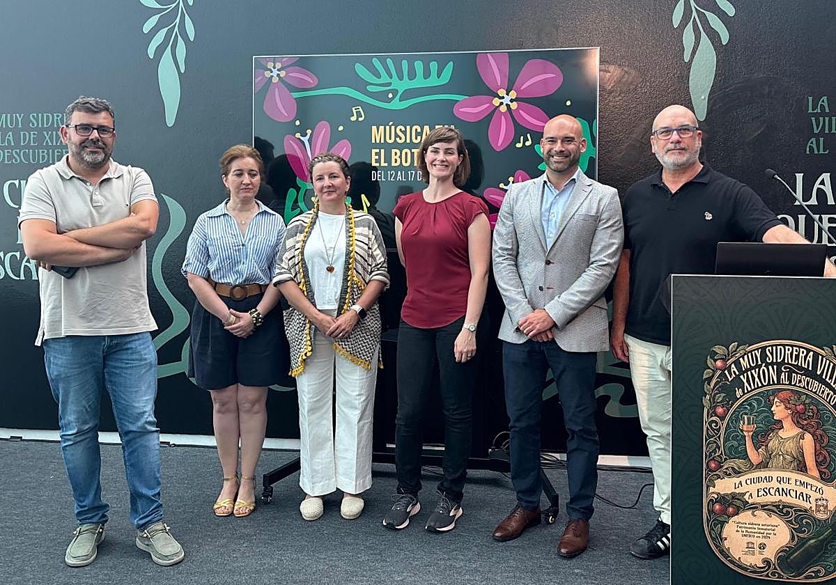 Tomás Fernández, Lidia y Leo (Grupo Compañeras), Amy Gustafson, Jesús Martínez Salvador y Chus Barrientos, en la presentación del ciclo 'Música en el Botánico'