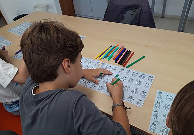 Un grupo de niños participa en un taller creativo.