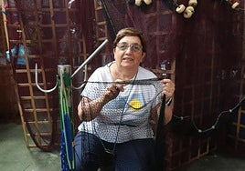 María Teresa 'Teté' Costales, con una red entre las manos, en su tienda del puerto de Lastres.