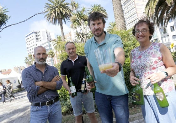 Guardianes de una cultura.El enólogo Tano Collada ofrece un culín en Gijón junto con sus compañeros Pedro Ramas, José Antonio Norniella y Cristina Castaño.