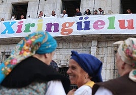 Los periodistas pravianos pronunciaron el pregón desde el balcón de la Colegiata.