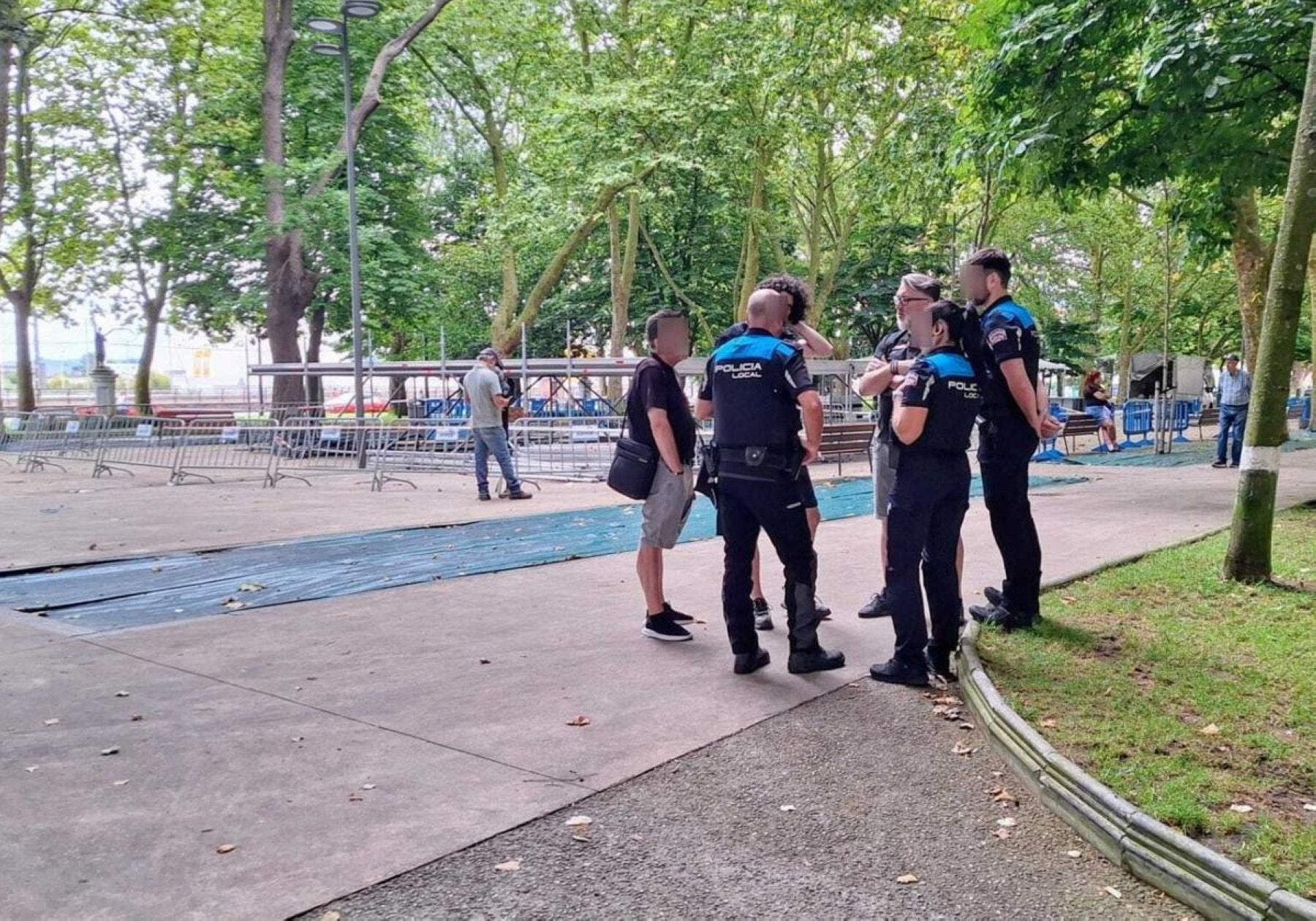 La Policía Local paralizó temporalmente el montaje del escenario en El Muelle.