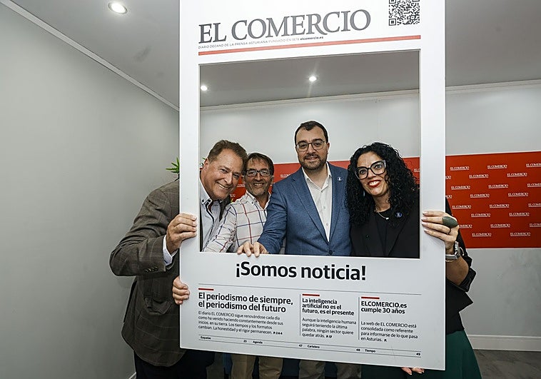 El photocall de ¡Somos noticia!. Félix Baragaño, Ángel González, Adrián Barbón y Vanessa Gutiérrez posan durante su visita, ayer, al estand de EL COMERCIO en esta 68 edición de la Fidma.