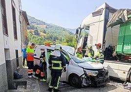Bomberos y sanitarios, durante las tareas de excarcelación del conductor de la furgoneta.
