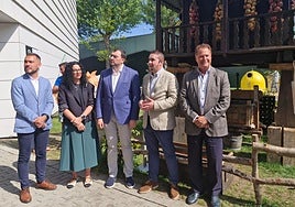 El director de la Oficina Económica de la Presidencia, José Antonio Sicre; la consejera de Cultura, Política Llingüística y Deporte, Vanessa Gutiérrez; el presidente del Principado de Asturias, Adrián Barbón; el comisario de la exposición del estand del Principado sobre la cultura sidrera, Luis Benito García; y el presidente de la Cámara de Comercio de Gijón, Félix Baragaño, antes de realizar la visita institucional al estand del Gobierno de Asturias en la Feria Internacional de Muestras de Asturias.