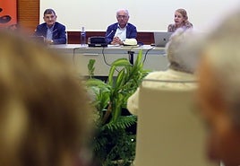 José Carlos Fernández Rozas, el director de los cursos Benigno Pendás y Marta Friera.