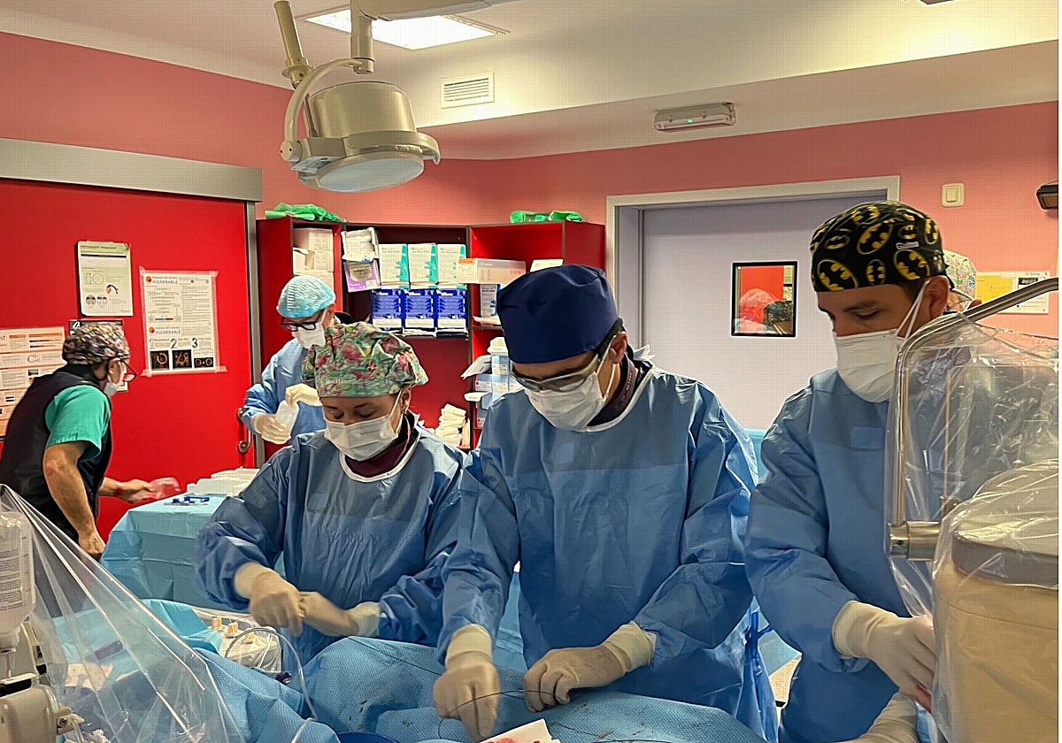 Una intervención para implantar un dispositivo TAVI en un paciente.