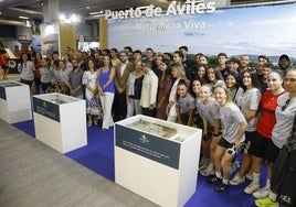 Los jugadores y jugadoras del Real Avilés, en el stand del Puerto y el Ayuntamiento de Avilés.