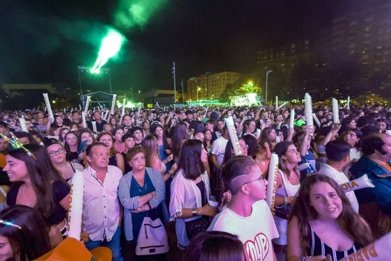 Público en la actuación de París de Noia el verano pasado, con los bloques residenciales tras ellos.