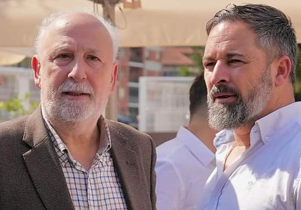 El portavoz de Vox en el Ayuntamiento de Cangas de Onís, Ángel Tejuca, con el líder nacional de su partido, Santiago Abascal.