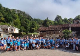 Los participantes en la marcha por los pueblos de Sobrescobio.