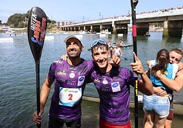 Walter Bouzán y Bertín Llera tras salir del agua como ganadores del Descenso del Sella 2025.
